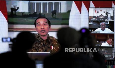 Layar menampilkan rapat terbatas (ratas) melalui konferensi video yang dipimpin Presiden Joko Widodo dari Istana Bogor di ruang wartawan Istana Kepresidenan, Jakarta, Senin (30/3/2020). Presiden Joko Widodo memimpin dua ratas yakni antisipasi mudik lebaran dalam mencegah penyebaran COVID-19 dan laporan Tim Gugus Tugas Covid-19