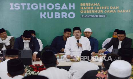 Habib Muhammad Luthfi bin Ali bin Yahya menyampaikan tausiyah didampingi Gubernur Jawa Barat Ridwan Kamil (kiri) saat Istighosah Kubro rangkaian peringatan Hari Santri Tingkat Provinsi Jawa Barat, di Masjid Pusdai, Jalan Diponegoro, Kota Bandung, Rabu (21/10). Dengan Istighosah Kubro, berdoa memohon pertolongan Allah SWT diharapkan bangsa Indonesia diberikan keselamatan, dijauhkan dari marabahaya dan bencana.