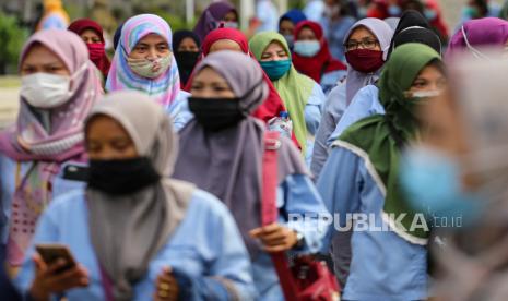 Sejumlah karyawan berjalan keluar saat jam pulang kerja di salah satu pabrik di Kota Tangerang, Banten, Rabu (20/1/2021). Menteri Ketenagakerjaan Ida Fauziyah menyebutkan bahwa angka pengangguran di Indonesia meningkat sebanyak 2,6 juta orang menjadi 9,7 juta akibat pandemi COVID-19. 