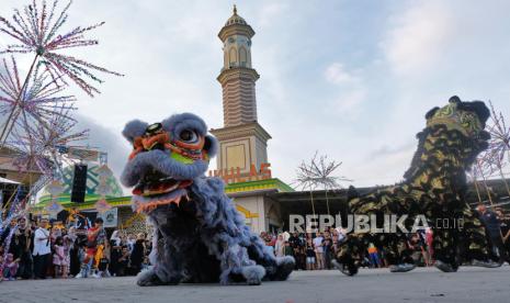 Sejumlah pemuda mementaskan pertunjukan Barongsai di halaman masjid Al Ihlas Gunungpring, Muntilan, Magelang, Jawa Tengah, Ahad (31/2/2024). Pertunjukan kesenian asli Tionghoa oleh grup Barongsai Panca Naga tersebut untuk menghibur warga sambil menunggu berbuka puasa sebagai wujud toleransi dan kerukunan antar umat beragama. 