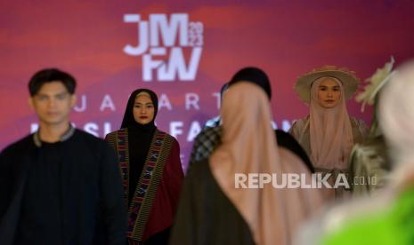 Sejumlah Model memperagakan busana muslim dalam konferensi pers kick off Jakarta Muslim Fashion Week (JMFW) 2023 di Kantor Kementerian Perdagangan, Jakarta, Rabu (12/10/2022). JMFW 2023 akan digelar 20-22 Oktober 2022 di ICE BSD, Tangerang sebagai upaya mendukung industri fesyen muslim Indonesia. Indonesia Bidik Afrika Sebagai Pangsa Pasar Busana Muslim