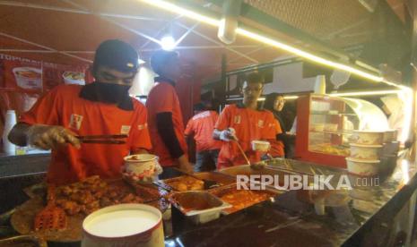 Suasana Festival Kuliner Pedas (Fedas) Volume 2 di Alun-Alun Garut, Kabupaten Garut, Ahad (27/8/2023). 