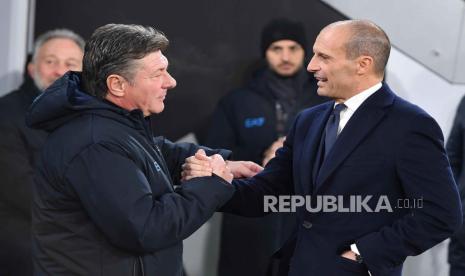 Pelatih Juventus Allegri dan pelatih Napoli Walter Mazzarri (kiri) sebelum laga Serie A Liga Italia, Sabtu (9/12/2023) dini hari WIB. 