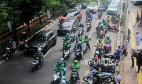 Pengemudi ojek online menunggu penumpang di kawasan Palmerah, Jakarta Barat, Selasa (13/6/2023). 