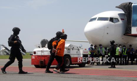 Personel Densus 88 Anti Teror membawa terduga teroris menuju ke pesawat udara di Bandara Internasional Juanda, Sidoarjo, Jawa Timur, Kamis (18/3/2021). Sebanyak 22 tahanan kasus terorisme yang berhasil ditangkap Densus 88 Anti Teror di sejumlah wilayah di Jawa Timur dipindahkan ke Mabes Polri di Jakarta. 