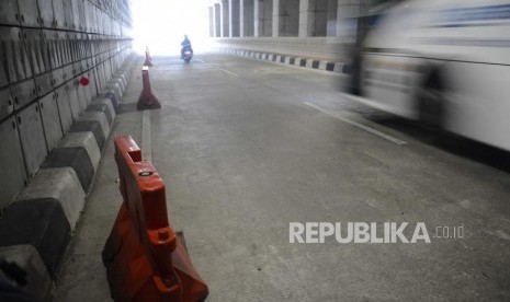 Water barier menutupi drainase tanpa penutup di kawasan underpass Mampang. 