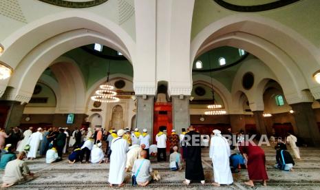 Umat Islam dari berbagai negara melaksanakan shalat saat mengunjungi Masjid Quba di Madinah, Arab Saudi ,Jumat (5/5/2023). Masjid Quba merupakan masjid pertama di dunia yang dibangun oleh Nabi Muhammad SAW bahkan terlibat dalam proses pembangunannya. Dalam Al Qur