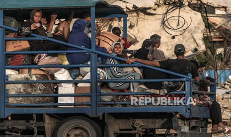 Pengungsi internal Palestina pergi dengan membawa barang-barang mereka menyusul perintah evakuasi yang dikeluarkan oleh tentara Israel, di Rafah, Jalur Gaza selatan, 10 Mei 2024.