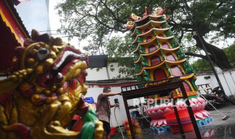 Petugas membersihkan Vihara Amurva Bhumi di Jakarta, Selasa (25/1/2022). Tahun ini, pengurus tidak menggelar perayaan malam tahun baru Imlek maupun pertunjukan barongsai.