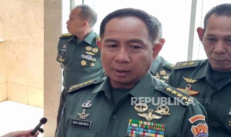 Kepala Staf Angkatan Darat (KSAD) yang juga calon panglima TNI, Jenderal Agus Subiyanto memastikan tak adanya intervensi Presiden Joko Widodo (Jokowi) ke TNI jelang Pemilu 2024, di Gedung Nusantara II, Kompleks Parlemen, Jakarta, Selasa (7/11/2023). (