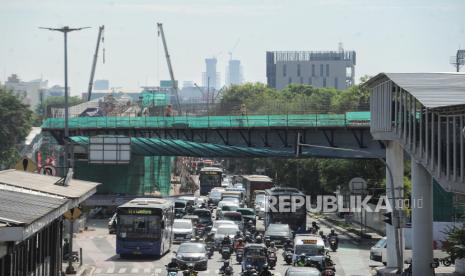 Suasana di area pembangunan konstruksi proyek LRT Jakarta fase 1B di Jalan Pemuda, Rawamangun, Pulo Gadung, Jakarta Timur, Rabu (11/9/2024).