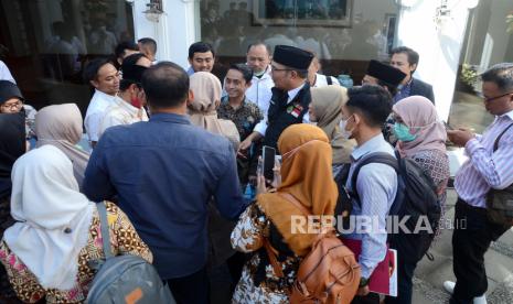 Gubernur Jawa Barat Ridwan Kamil berbincang dengan perwakilan tenaga honorer guru dan kesehatan usai penyampaian aspirasi terkait status kepegawaiannya, di Gedung Sate, Kota Bandung. Gubernur Jawa Barat memastikan akan memperjuangkan aspirasi mereka, salah satunya dengan membentuk tim khusus. (Ilustrasi)