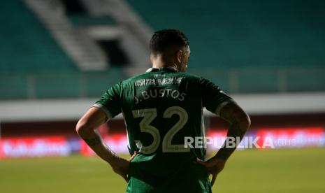 Gelandang serang PSS Sleman, Jonathan Bustos bersiap mengambil tendangan bebas ke gawang RANS Nusantara saat pertandingan pekan ke-22 BRI Liga 1 di Stadion Maguwoharjo, Sleman, Yogyakarta, Jumat (8/12/2023). Tuan rumah PSS Sleman berhasil memetik poin penuh usai menang tipis 1-0 atas RANS Nusantara berkat gol dari tendangan bebas gelandang Jonathan Bustos. Pertandingan pekan ke-22 merupakan yang terakhir di Stadion Maguwoharjo, karena akan segera direnovasi hingga delapan bulan mendatang.