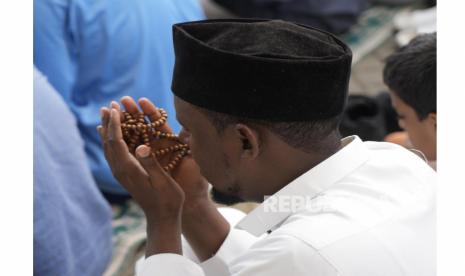 Muslim Kenya shalat Jumat di bulan suci Ramadhan, di Masjid Noor di Nairobi, Kenya, Jumat (31/3/2023). Bulan Puasa tidak Hanya Menahan Lapar dan Haus