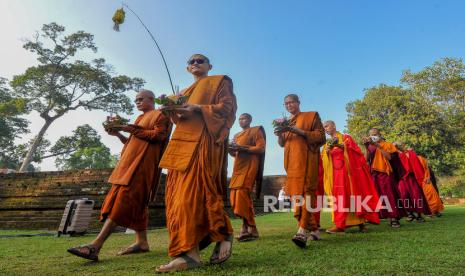 Sejumlah Banthe dan Biksu melakukan Pradaksina di Candi Kedaton, Kawasan Cagar Budaya Nasional (KCBN) Muara Jambi, Muaro Jambi, Jambi, Minggu (11/6/2023). Dua ribuan lebih umat Buddha mengikuti kegiatan dalam rangka perayaan Waisak 2567 BE/2023 itu. 