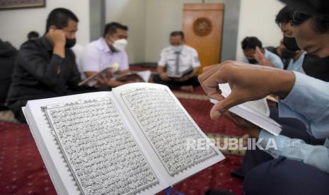 Sejumlah siswa penyandang disabilitas rungu wicara membaca Alquran menggunakan bahasa isyarat. Penyandang Disabilitas Pamekasan Minta Difasilitasi Pendidikan Alquran