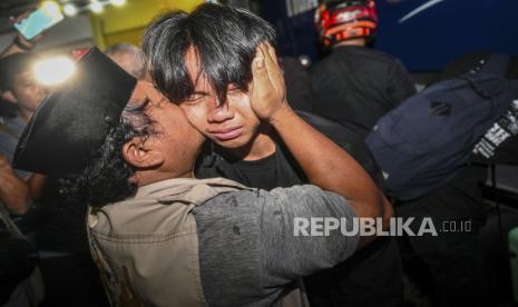 Orang tua mencium anaknya yang selamat dari kecelakaan bus pariwisata di Desa Palasari, Kecamatan Ciater, Kabupaten Subang, setibanya di Depok, Jawa Barat, Ahad (12/5/2024). Data sementara Dinas Kesehatan Kabupaten Subang mencatat korban meninggal dunia sebanyak 11 orang yakni 10 siswa SMK Lingga Kencana Depok dan satu pengendara sepeda motor. 