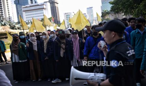 Massa  yang tergabung dalam Badan Eksekutif Mahasiswa Seluruh Indonesia (BEM SI) melakukan aksi di kawasan Patung Kuda, Jakarta, Selasa (20/12/2022). Dalam aksinya mereka menolak KUHP, menuntut pemerintah untuk menghapus pasal-pasal yang dinilai bermasalah, serta menghentikan praktik otoriter dalam tubuh pemerintah. Republika/Thoudy Badai