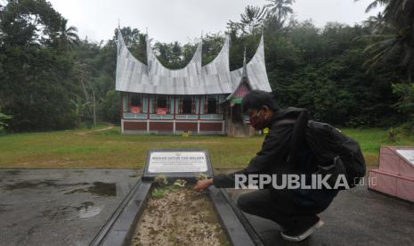 Pengunjung melihat makam Tan Malaka di kawasan Museum Tan Malaka, di Nagari Pandam Gadang, Kecamatan Gunung Omeh, Kabupaten Limapuluhkota, Sumatera Barat, Sabtu (19/9/2020). Museum yang merupakan rumah pahlawan nasional, Ibrahim Datuk Tan Malaka itu dilengkapi dengan monumen dan makam Tan Malaka beserta kedua orangtuanya. 