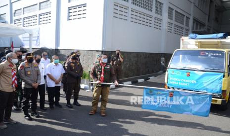 Gubernur Jawa Barat Ridwan Kamil melepas distribusi 700 tabung oksigen untuk wilayah Cirebon, Indramayu, Majalengka dan Kuningan (Ciayumajakuning) di halaman Kantor Migas Hulu Jawa Barat, Jalan Jakarta, Kota Bandung, Rabu (14/7). Saat ini sudah ada posko oksigen di Jawa Barat dan akan diikuti oleh kabupaten dan kota di Jawa Barat, sebagai upaya mencukupi kebutuhan oksigen medis bagi masyarakat di masa pandemi Covid-19.