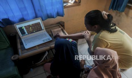 Orang tua mendampingi siswa mengakses fitur Edugame dalam platform Rumah Belajar melalui perangkat komputer (ilustrasi)