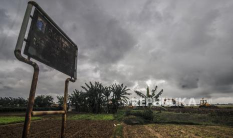 Petugas menggunakan kendaraan alat berat saat menggarap lahan yang akan dijadikan lokasi pemakaman khusus Covid-19 di kawasan Rorotan, Jakarta Utara, Selasa (5/1). Pemerintah Provinsi DKI Jakarta menyiapkan 1.500 lubang makam khusus jenazah COVID-19 di TPU Rorotan dan akan bertambah 1.500 liang lahat lagi pada tahap kedua. Republika/Putra M. Akbar