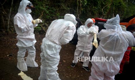 Tim Reaksi Cepat (TRC) BPBD Gunungkidul bersiap melakukan penyemprotan dekontaminasi bakteri aktraks di Dusun Jati, Semanu, Gunungkidul, Yogyakarta, Jumat (7/7/2023).