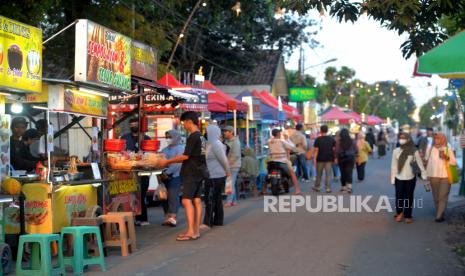 Wisatawan mengunjungi pedagang makanan di tempat wisata (ilustrasi). emerintah Kabupaten Trenggalek, Jawa Timur, melarang para pedagang di tempat wisata memasang tarif tak wajar saat libur Lebaran.