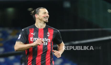  Penyerang Milan Zlatan Ibrahimovic beraksi saat pertandingan sepak bola Serie A Italia Napoli vs Milan di stadion San Paolo di Naples, Italia, 22 November 2020.