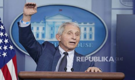 Dr Anthony Fauci, direktur Institut Nasional Alergi dan Penyakit Menular, berbicara selama pengarahan harian di Gedung Putih di Washington, Rabu, 1 Desember 2021.