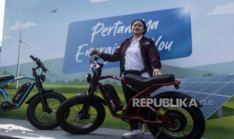 Ketua DPR Puan Maharani berfoto dengan motor listirk dalam acara Electric Vehicle (EV) FUNDAY di Plaza Timur Gelora Bung Karno, Jakarta, Minggu (18/12/2022). Kementerian ESDM mengadakan kegiatan tersebut dalam rangka memberikan edukasi dan sosialisasi kepada masyarakat terkait dengan Kendaraan Bermotor Listrik Berbasis Baterai (KBLBB) serta untuk mendukung penuh terhadap transisi energi berkelanjutan.