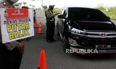 Petugas memeriksa kelengkapan surat dan KTP saat hari pertama penyekatan larangan mudik di Perbatasan Surabaya-Sidoarjo di Tambak Sumur, Sidoarjo, Jawa Timur, Kamis (6/5/2021). Penyekatan di sejumlah lokasi perbatasan tersebut serentak saat penerapan larangan mudik Lebaran 2021 sebagai upaya pencegahan penularan COVID-19. 