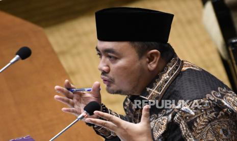 Anggota Bawaslu periode 2017-2022 Mochamad Afifuddin menjawab pertanyaan anggota Komisi II DPR dalam uji kelayakan dan kepatutan di kompleks Parlemen, Senayan, Jakarta, Selasa (15/2/2022). Sebanyak 14 calon anggota KPU periode 2022-2027 ambil bagian dalam tes tersebut dengan memaparkan visi-misi mereka. 