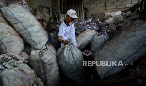 Sampah plastik sebelum diolah menjadi kerajinan di Bank Sampah (ilustrasi).