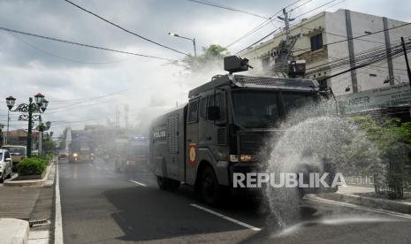 Polisi menyemprotkan cairan disinfektan menggunakan kendaraan taktis di kawasan Tugu Pal Putih, Daerah Istimewa Yogyakarta (DIY), Selasa (31/3/2020). Tim gabungan dari Polisi, TNI, Pemda DIY, BPBD dan relawan melakukan penyemprotan disinfektan di berbagai titik di Yogyakarta guna mengantisipasi penyebaran COVID-19