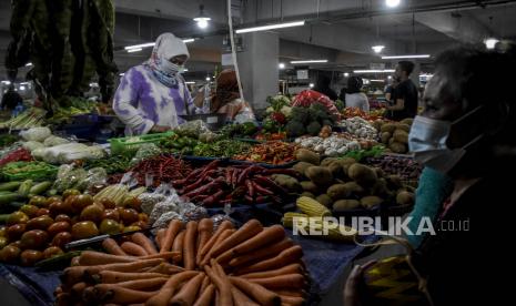 Pedagang melayani pembeli di kiosnya di Pasar Kosambi, Jalan Jendral Ahmad Yani, Kota Bandung, Kamis (4/2). Ketua Komite Kebijakan Penanganan Covid-19 dan Pemulihan Ekonomi Daerah Provinsi Jawa Barat (Jabar) Setiawan Wangsaatmaja menyatakan, pedagang di pasar akan menjadi sasaran prioritas vaksinasi Covid-19 setelah tenaga kesehatan (nakes). 