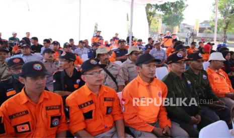 Rombongan peserta Asean Regional Disaster Emergency Response Simulation Exercise (ARDEX) 2023 melakukan penanaman pohon di kompleks Stadion Sultan Agung, Kabupaten Bantul, Selasa (1/8/23). 