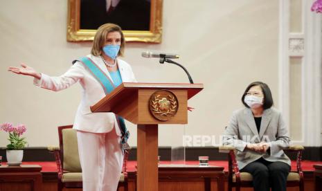  Dalam foto yang dirilis oleh Kantor Kepresidenan Taiwan, Ketua DPR AS Nancy Pelosi berbicara selama pertemuan dengan Presiden Taiwan Tsai Ing-wen, kanan, di Taipei, Taiwan, Rabu, 3 Agustus 2022. Ketua DPR AS Nancy Pelosi, bertemu pejabat tinggi di Taiwan meskipun ada peringatan dari China, mengatakan pada hari Rabu bahwa dia dan para pemimpin kongres lainnya dalam delegasi yang berkunjung menunjukkan bahwa mereka tidak akan meninggalkan komitmen mereka terhadap pulau yang memiliki pemerintahan sendiri itu.