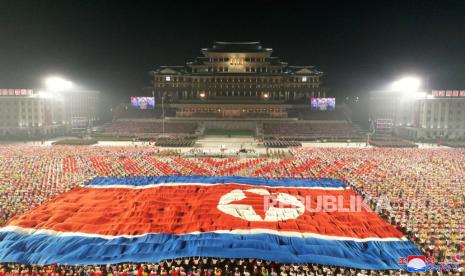 Sebuah foto yang dirilis oleh Kantor Berita Pusat Korea Utara (KCNA) resmi menunjukkan momen dari parade militer di Lapangan Kim Il-sung di Pyongyang, Korea Utara, awal 09 September 2021. 