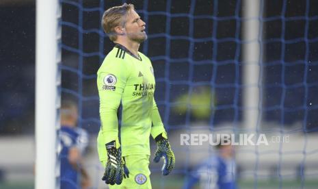 Kiper Leicester Kasper Schmeichel bereaksi setelah pemain Everton James Rodriguez mencetak gol pembuka timnya selama pertandingan Liga Premier Inggris antara Everton dan Leicester City di stadion Goodison Park di Liverpool, Inggris, Rabu, 27 Januari 2021.