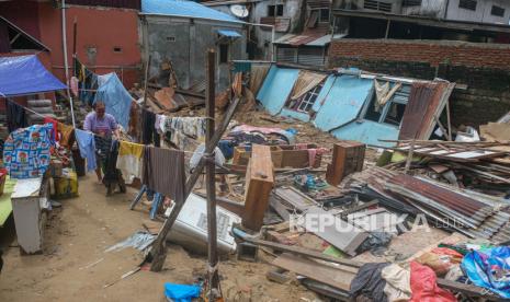 Seorang warga mengambil barang miliknya yang tertimbun bangun rumahnya pascabanjir bandang di Kelurahan Sanua, Kendari, Sulawesi Tenggara, Sabtu (9/3/2024). Pemerintah setempat mencatat rumah rusak berat akibat luapan air kali Lasolo pada Rabu (6/3/2024) sebanyak 5 unit rumah.  