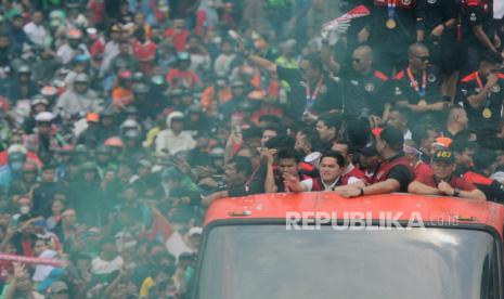 Ketua Umum PSSI Erick Thohir (tengah) saat mengikuti pawai kirab juara kontingen atlet Indonesia di kawasan Bundaran HI, Jakarta, Jumat (19/5/2023). Kirab juara tersebut dilakukan usai perhelatan SEA Games 2023 di Kamboja. Para atlet berhasil membawa 87 medali emas, 80 perak, dan 109 perunggu. Beberapa prestasi membanggakan diraih Indonesia dalam SEA Games kali ini seperti kembali menjadi juara di cabang sepak bola setelah 32 tahun dan pertama kali dalam sejarah perhelatan SEA Games, tim basket putri memperoleh medali emas.