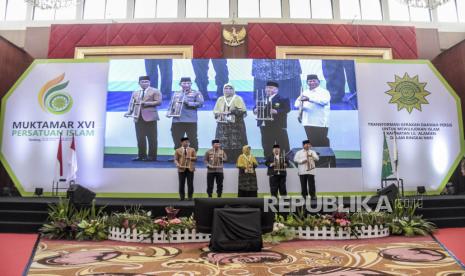 Ketua Umum PP Persatuan Islam KH Aceng Zakaria (kedua kanan) bersama Ketua Umum Persatuan Islam Istri Lia Yuliani (tengah), Menteri Pertahanan Prabowo Subianto (kanan), Kapolri Jenderal Listyo Sigit Prabowo (kedua kiri) dan Gubernur Jawa Barat Ridwan Kamil (kiri) memainkan angklung saat pembukaan Muktamar XVI Persatuan Islam di Soreang, Kabupaten Bandung, Sabtu (24/9/2022). Muktamar XVI Persatuan Islam (Persis) yang dilaksanakan pada 23-26 September 2022 tersebut mengusung tema Transformasi Gerakan Dakwah Persis Untuk Mewujudkan Islam Rahmatan Lil Alamien Dalam Bingkai NKRI. 