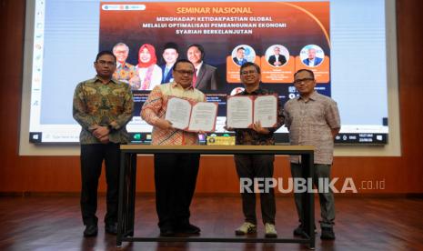 Direktur Utama PT Republika Media Mandiri Arys Hilman Nugraha (kedua kanan) bersama Dekan FEM IPB University Irfan Syauqi Beik (kedua kiri), Wakil Rektor Bidang Resiliensi Sumberdaya dan Infrastruktur IPB University Alim Setiawan Slamet (kiri) dan Wakil Pemimpin Redaksi Republika Nur Hasan Murtiaji (kanan) berfoto bersama menunjukan surat usai penandatanganan MoU dan perjanjian kerjasama di Auditorium Fakultas Ekonomi dan Manajemen IPB, Bogor, Jawa Barat, Sabtu (26/8/2023). Penandatanganan MoU dan Perjanjian Kerjasama  tersebut terkait dengan pengembangan literasi ilmiah dari akademisi IPB University untuk disebarluaskan melalui platform media Republika dalam bentuk literasi ilmiah populer dengan harapan dapat memperkaya khazanah pembaca Republika dalam memahami kajian-kajian ilmiah.