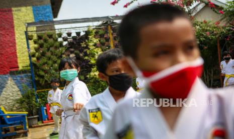 Sejumlah anak menggunakan masker 