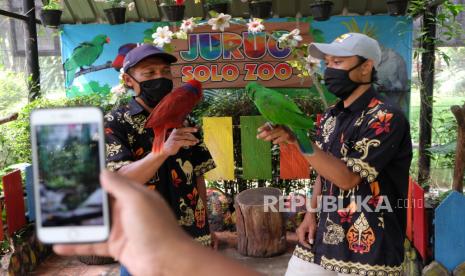 Petugas Taman Satwa Taru Jurug (TSTJ) Solo mengenalkan satwa jenis burung dengan media daring di Solo, Jawa Tengah, Jumat (10/4/2020). Selain untuk edukasi mengenal satwa, kegiatan tersebut digelar TSTJ Solo agar orang tua mendampingi anak-anaknya belajar di lingkungan rumah guna mematuhi anjuran pemerintah mencegah penyebaran COVID-19