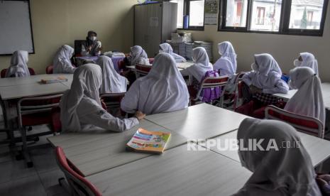 Guru memberikan arahan kepada pelajar terkait ujian sekolah. Temanggung PTM 100 persen Awal Tahun Ajaran Baru