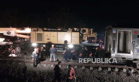 Petugas masih melakukan evakuasi terhadap rangkaian KA Semeru yang alami anjlok di KM 520 + 4 petak jalan antara Stasiun Sentolo - Stasiun Wates pada Selasa (17/10/2023) malam. 