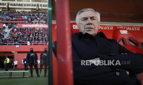  Pelatih kepala Real Madrid Carlo Ancelotti terlihat saat pertandingan sepak bola La Liga Spanyol antara Mallorca dan Real Madrid di stadion Son Moix di Palma de Mallorca, Spanyol, Senin (6/2/2023) dini hari.