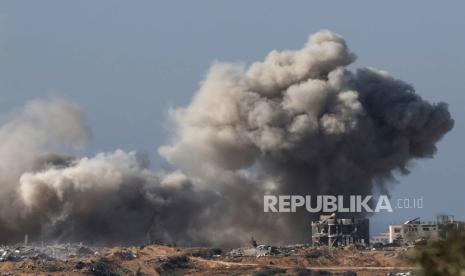 Asap mengepul dari Jalur Gaza terlihat dari perbatasan Israel di Israel selatan, 7 Januari 2024. 